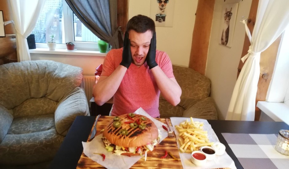 No kā sastāv slavenais Rīgas burgers un vai tā radītājs pats spēj to apēst?
