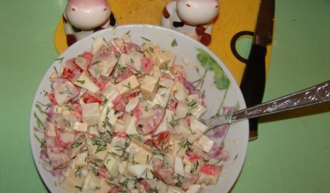 Krabju salāti ar sieru, tomātiem un olu