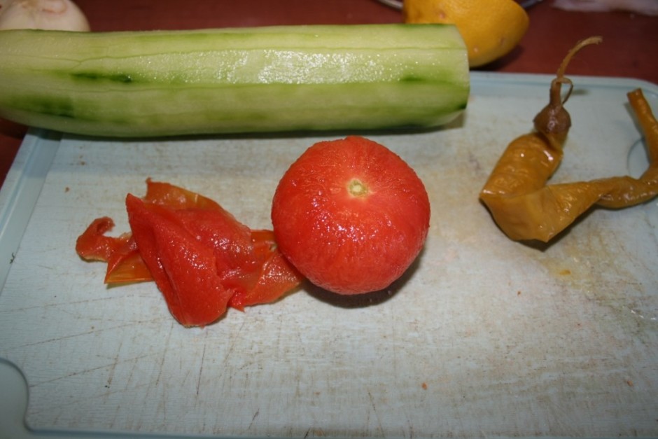 Sākumā jāblanšē tomāti, tos aplej ar verdošu ūdeni un tad āt...