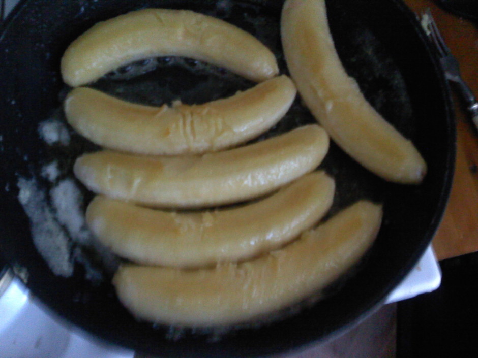 Cep banānus pannā,līdz apzeltojas.