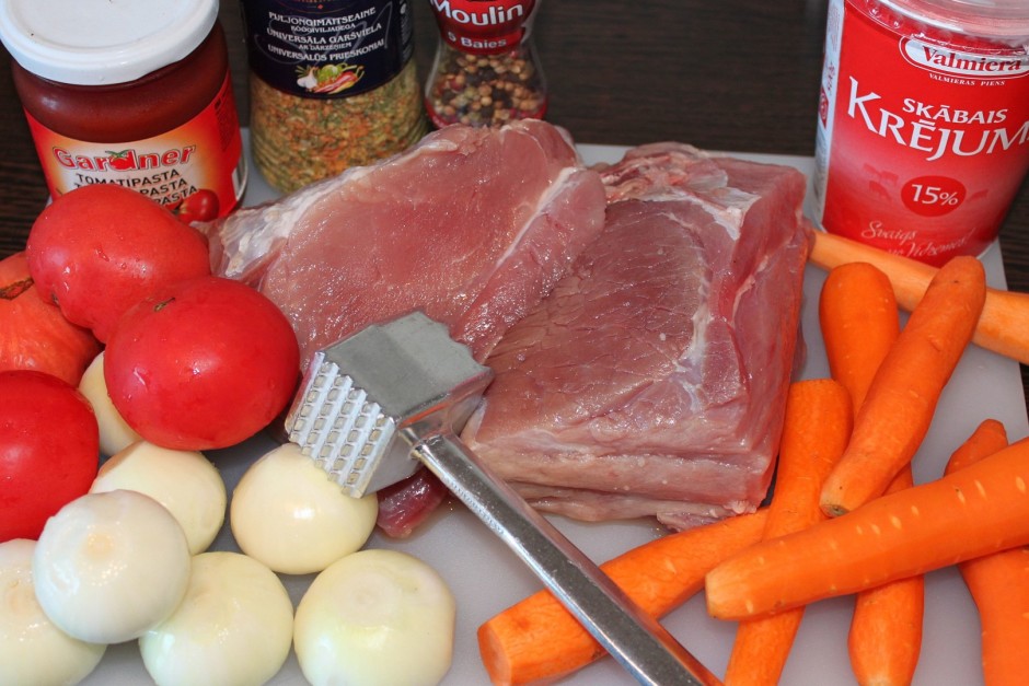 Sagriež gaļu šķēlēs un izklapē līdzīgi kā gatavojot karbonād...