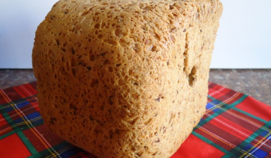 Treju sēklu maizīte cepta maizes kombainā