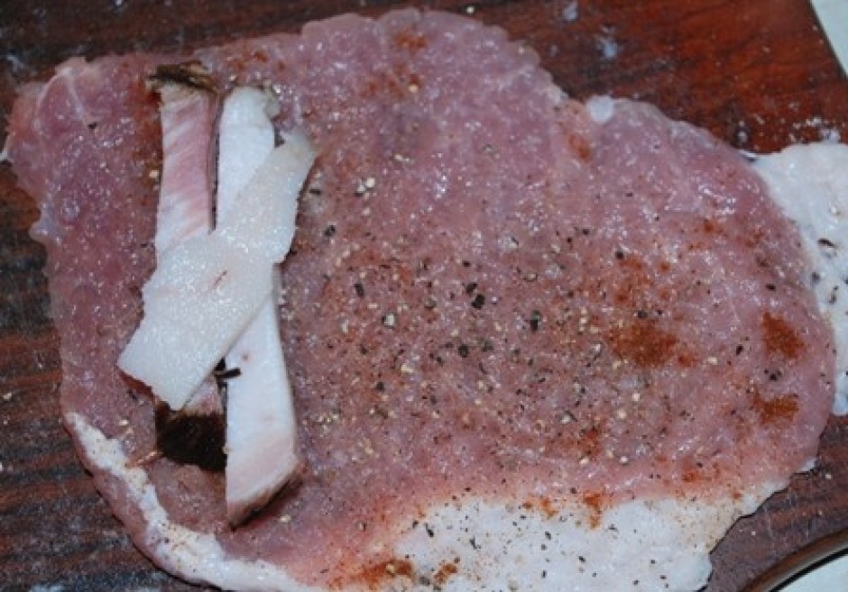 Izklapēto gaļu apkaisa ar sāli, pipariem un vienā malā liek...
