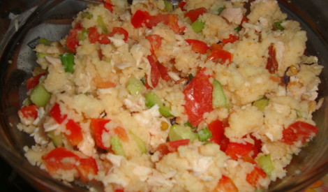 Kuskusa salāti ar žāvētu vistu un dārzeņiem