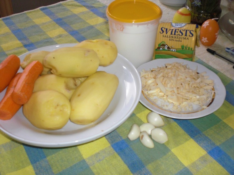 Kartupeļus un burkānus liek katlā vārīt.