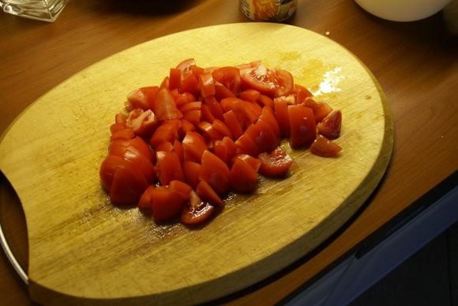 Pa to laiku sagriežam tomātus.