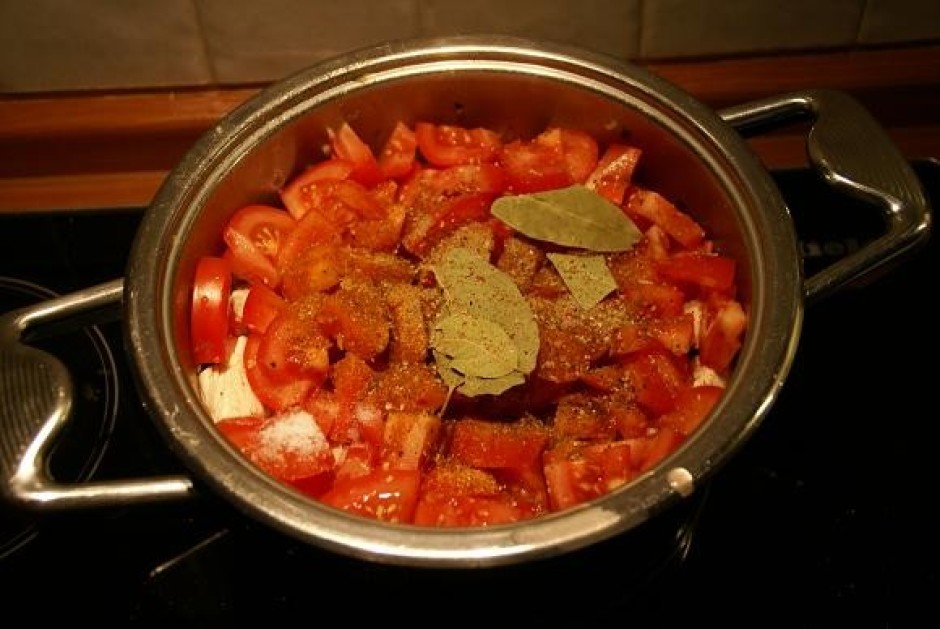 Pēc 5 min pievienojam tomātus un garšvielas, lauru lapas, sā...