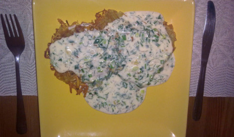 Kartupeļu pankūkas ar zaļumu/siera mērci
