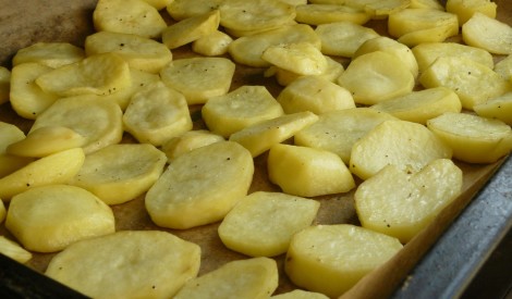 Krāsnī cepti kartupeļi ar ķiplokiem