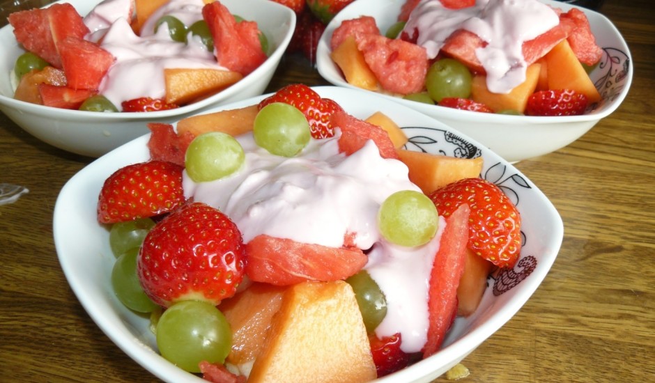 Jauktie augļu salāti ar jogurta mērci