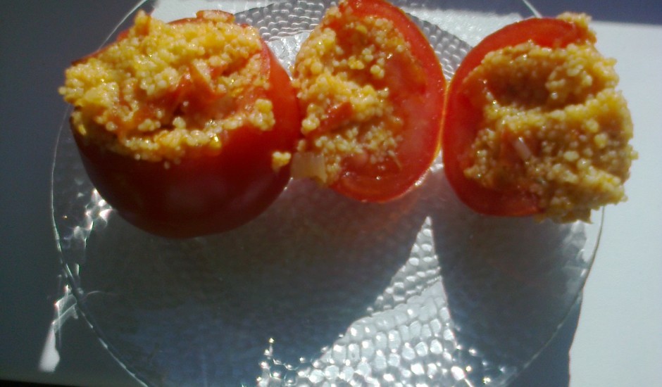 Ar kuskusu pildīti tomāti