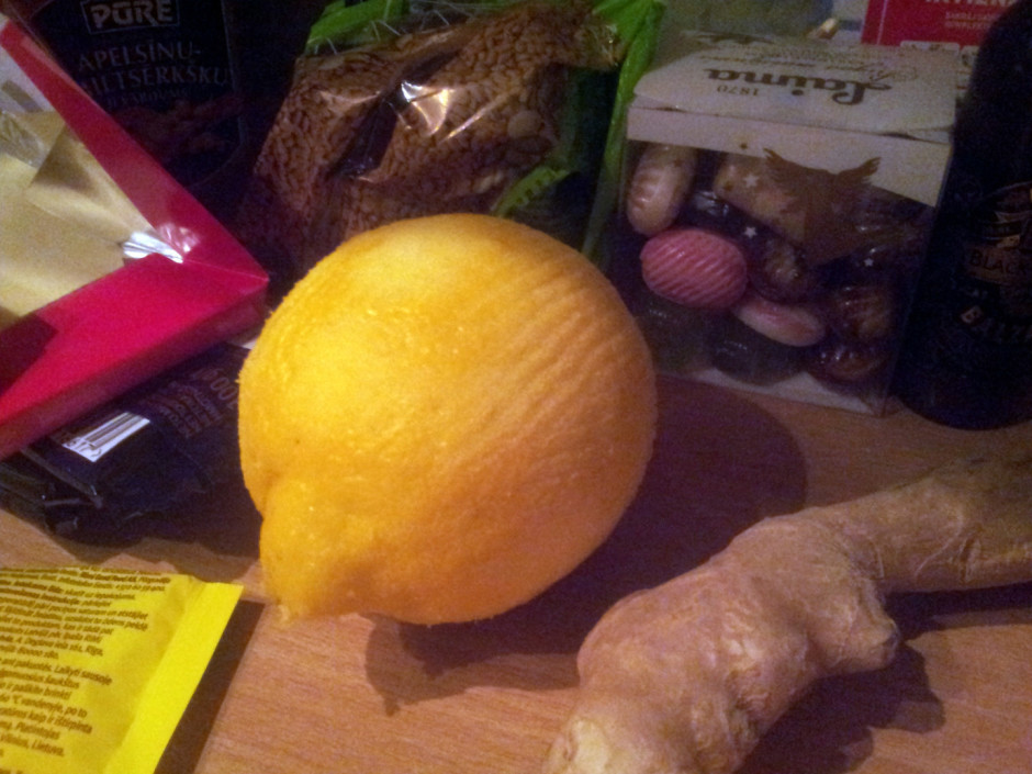 Pierīvē citrona miziņu un ingveru.