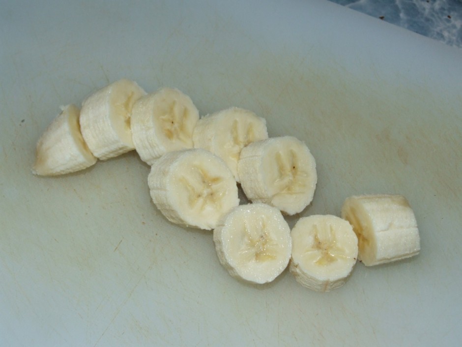 Banānus sagriež biezās ripiņās.