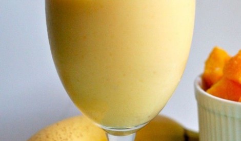 Banānu - apelsīnu piena kokteilis