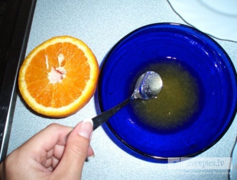 Bļodiņā ielej svaigu spiestu apelsīnu sulu (1/2 apelsīns). P...