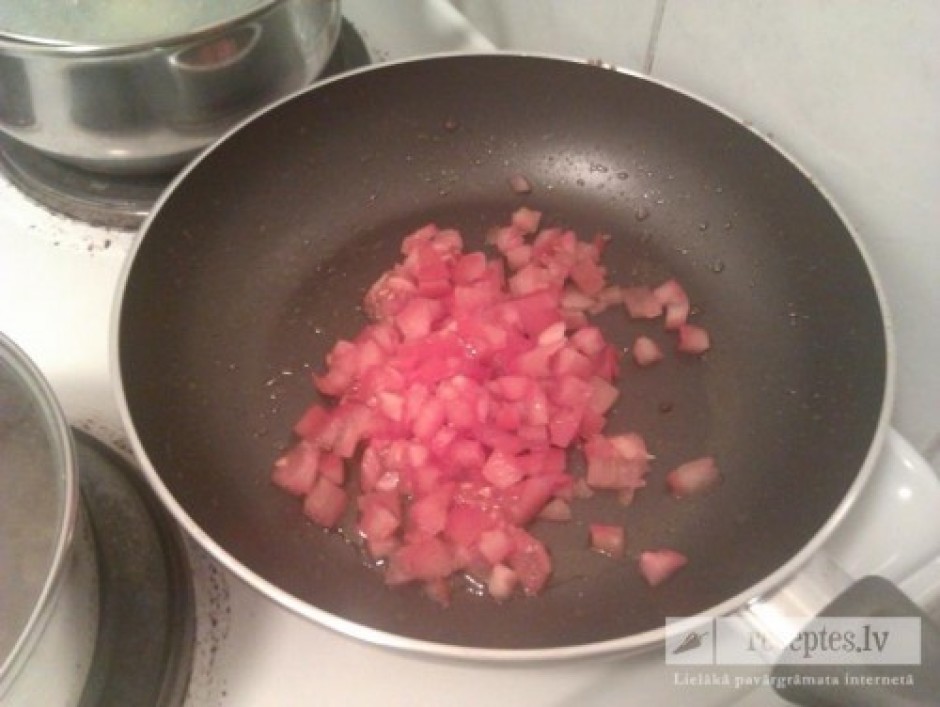 Sagriež un apcep tomātus (mizu var noņemt var atstāt) tā, la...