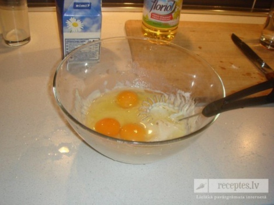  Pie tikko gatavotās masas jāiesit olas un jāsakuļ.