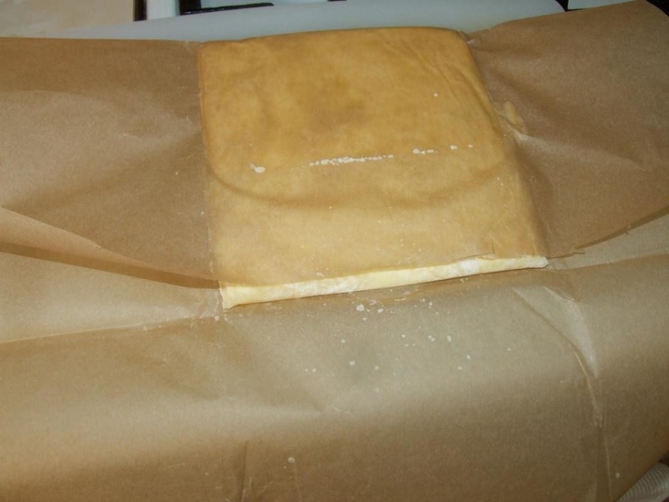 Saloka cepamo papīru kvadrātā, lai sviests ir tādā kā konver...