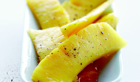 Karamelizēts ananass ar laimu un sīrupu