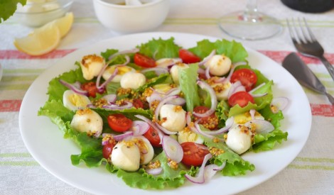 Lapu salāti ar paipalu olām un mocarellu