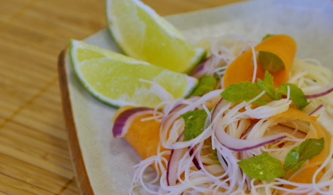 Nūdeļu salāti taizemiešu gaumē