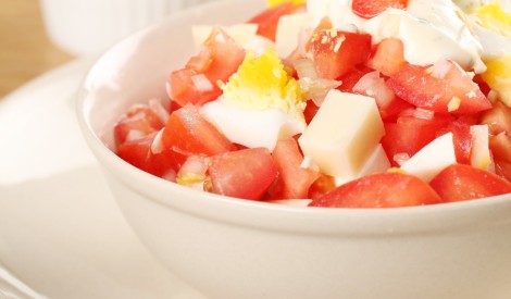 Brokastu salāti ar olu un tomātiem