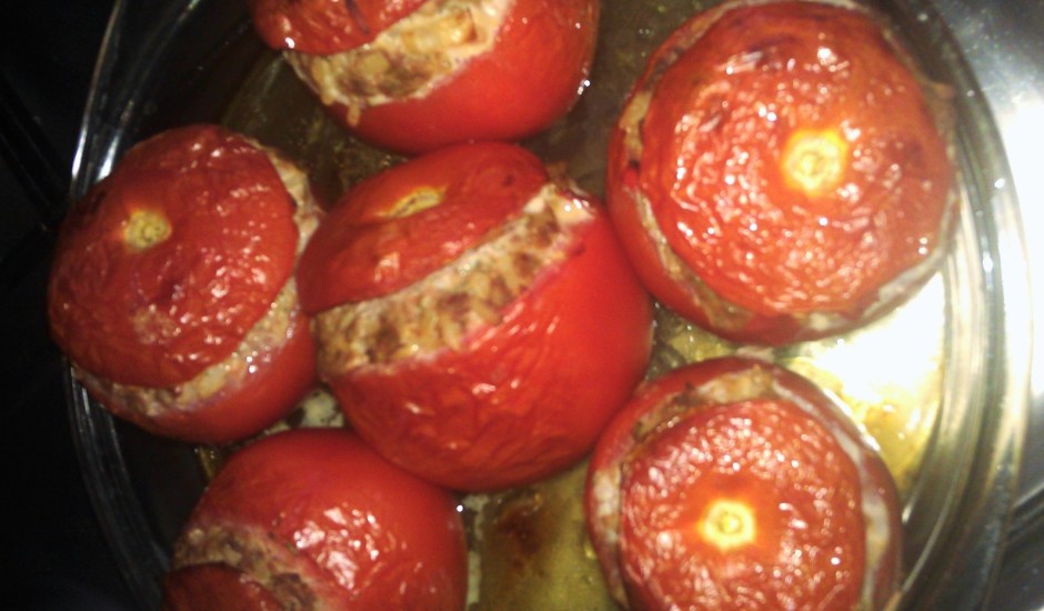 Pildīti tomāti ar gaļu un dārzeņiem