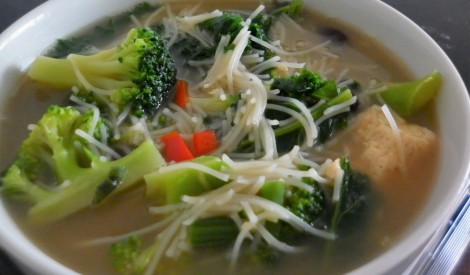 Tofu zupa ar dārzeņiem un nūdelēm
