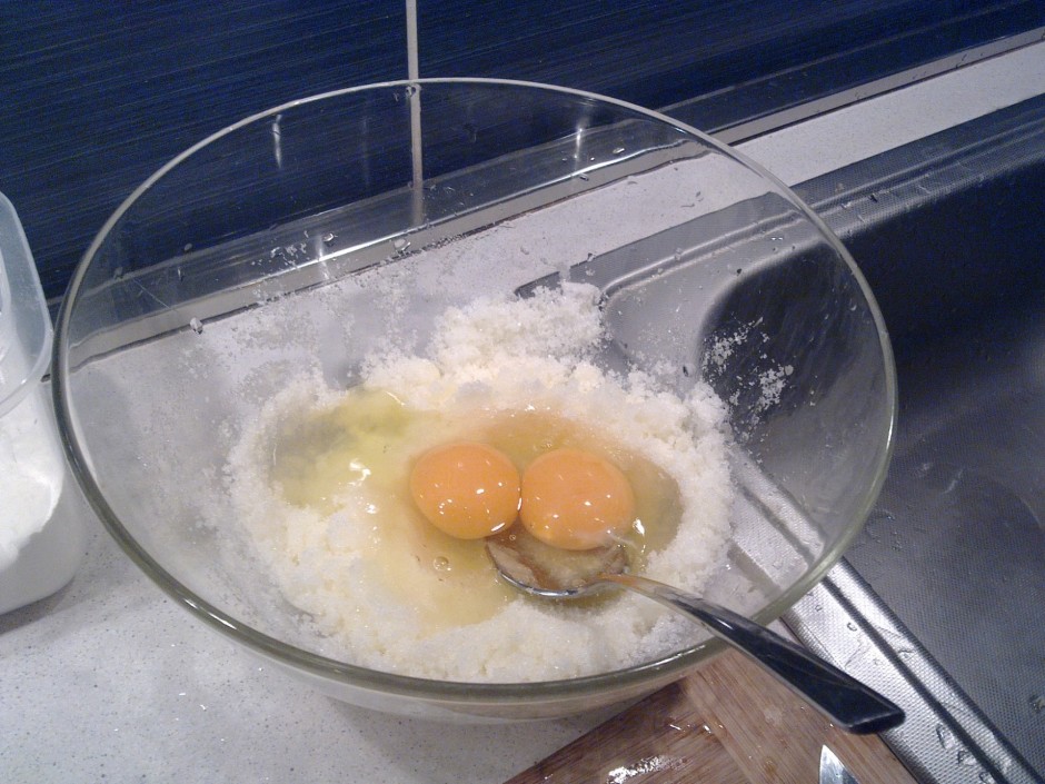 Piejauc olas, pienu un iesijā miltus un cepamo pulveri.
