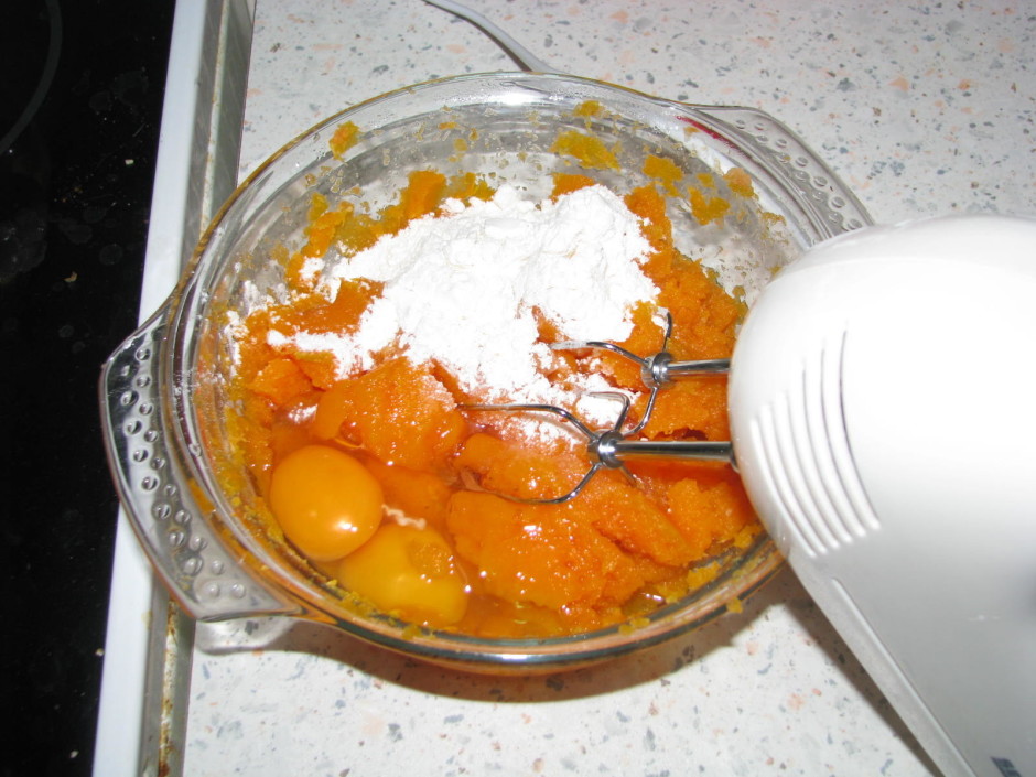 Pievieno olas, cukuru, šķipsniņu sāls un masu uzputo gaisīgā...