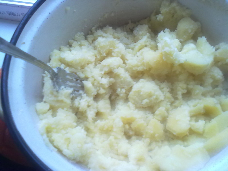 Ar daksiņu samīca kartupeļus. 