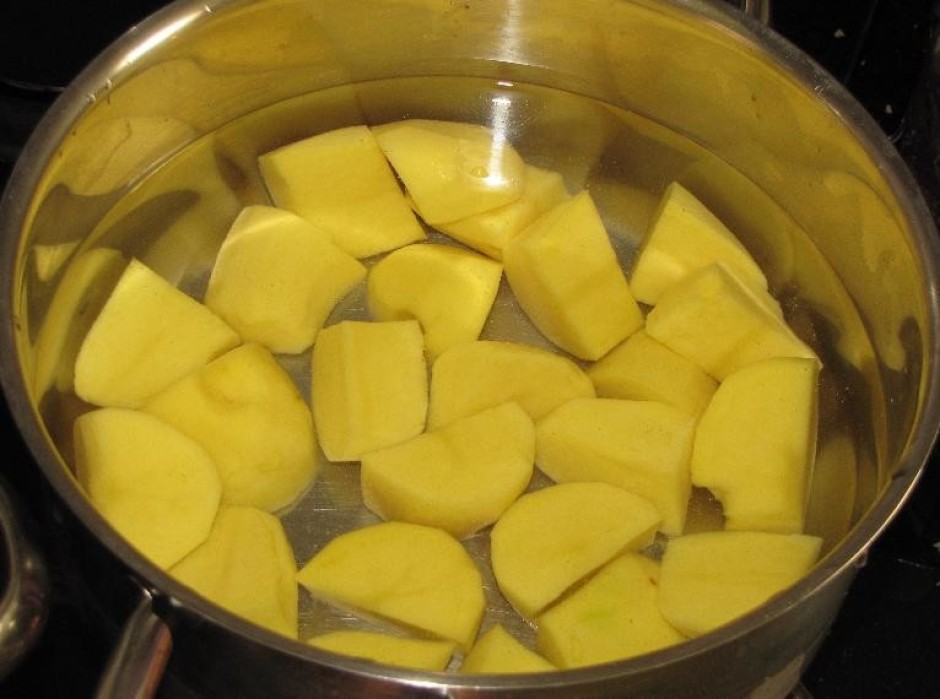 Izvāra 2-3 kartupeļus, atdzesē un sagriež kubiņos. 