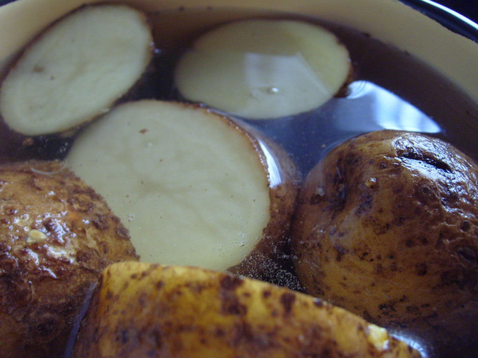 Kartupeļus vāra līdz gatavībai kopā ar miziņu. 