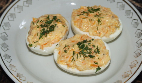 Pildītas olas ar siera salātiem
