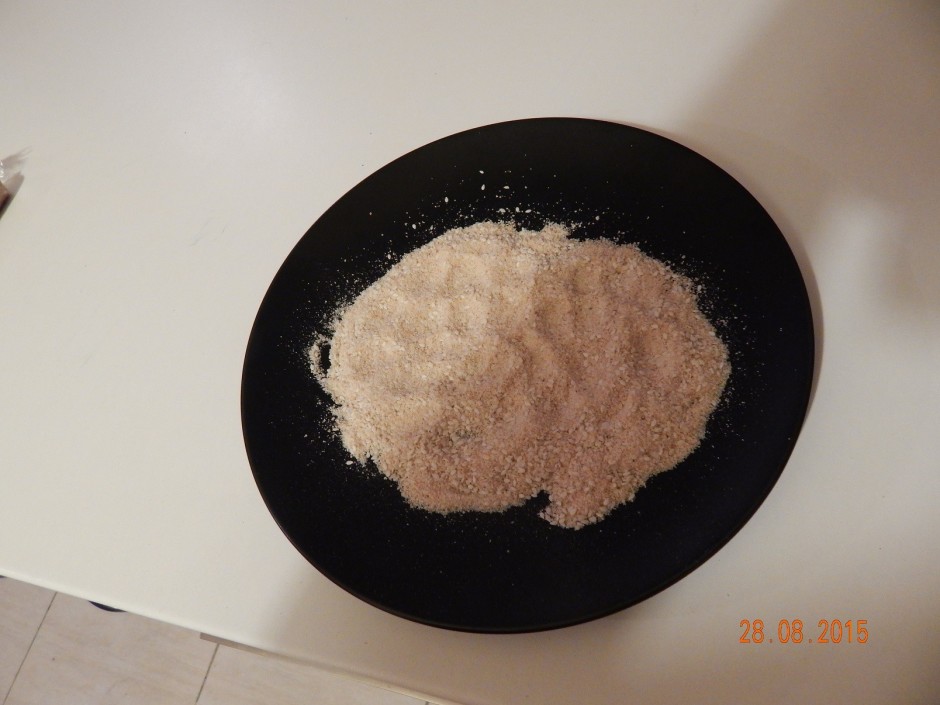 Sagatavo maizes drupačas ar sezama sēklām. 
