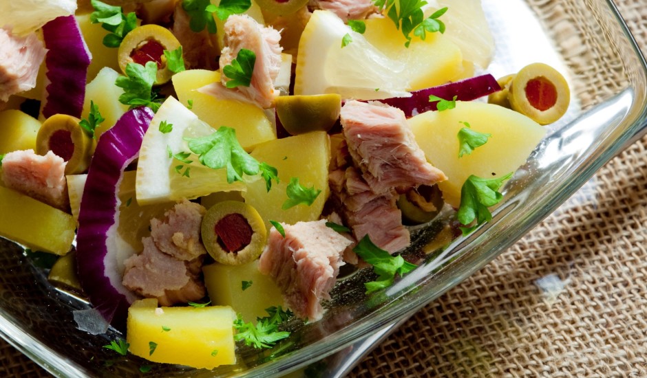 Tunča salāti ar kartupeļiem un olīvām