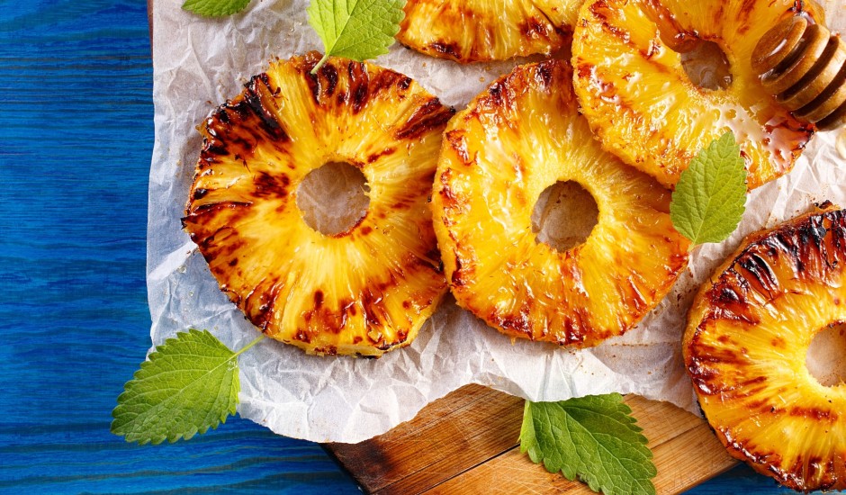 Oriģināli grilēti ananasi ar medus mērci