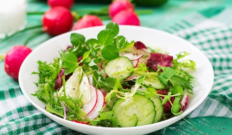 Svaigie salāti ar dārzeņiem un zirņu dzinumiem