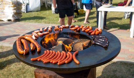 Ādažos dienas laikā apēd vairāk kā simts kilogramu desiņu, 200 burgeru un divus jērus