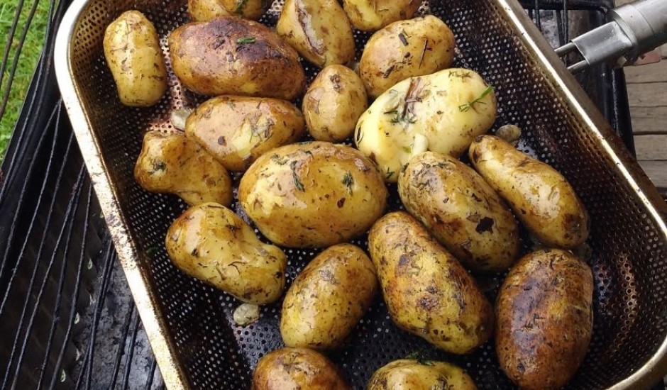 Grilēti kartupeļi ar ķiplokiem un dillēm