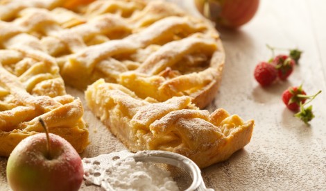 Pēc kanēļa un muskatriekstiem smaržojoša ābolkūka ar rīvētu cieto sieru “Džiugas”