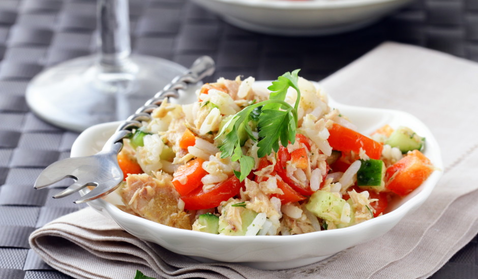 Tunča salāti ar rīsiem un dārzeņiem