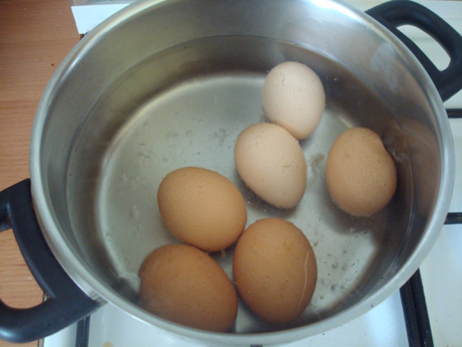 Novārītas, atdzesētas olas arī sasmalcina.