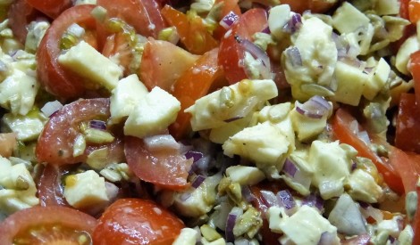 Mocarellas salāti ar saulespuķu sēkliņām