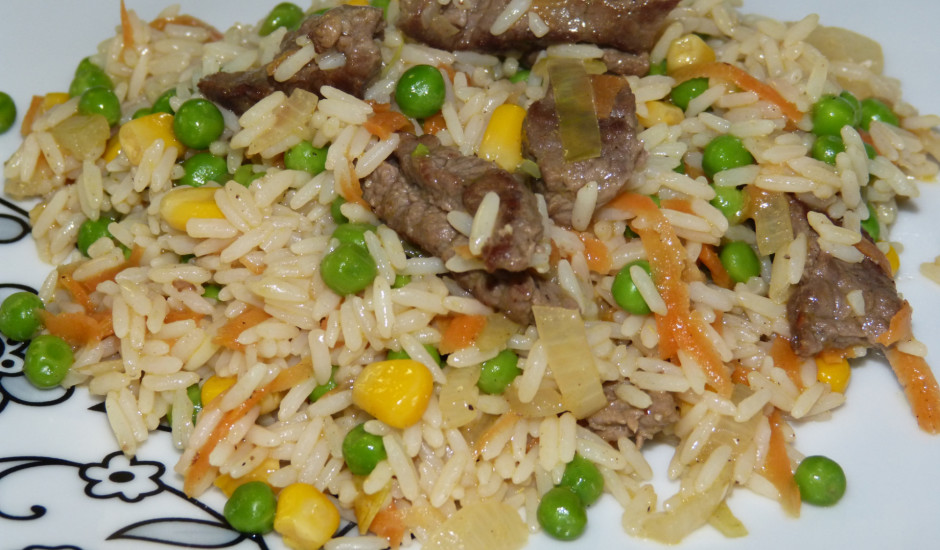 Rīsu, dārzeņu un teļa gaļas sautējums