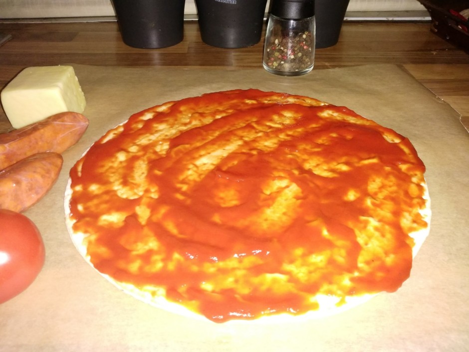 Picas pamatni nosmērē ar tomātu mērci un tomātu pastu, uzpil...