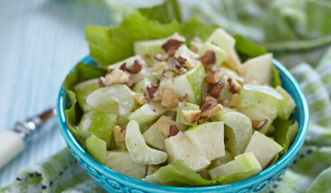 Seleriju salāti ar āboliem un valriekstiem