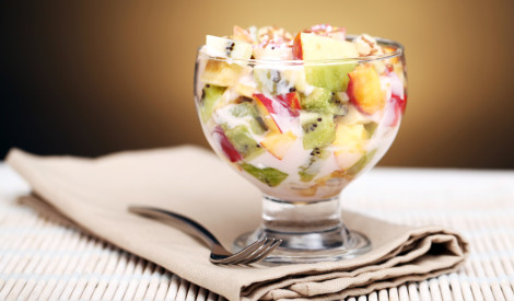 Augļu salāti ar jogurtu un medu