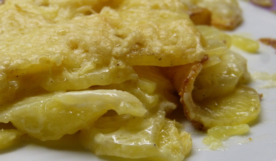 Kartupeļu sacepums ar sieru un sēkliņām