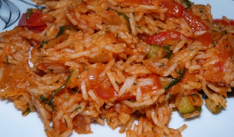 Rīsi ar dārzeņiem un tomātu pastu